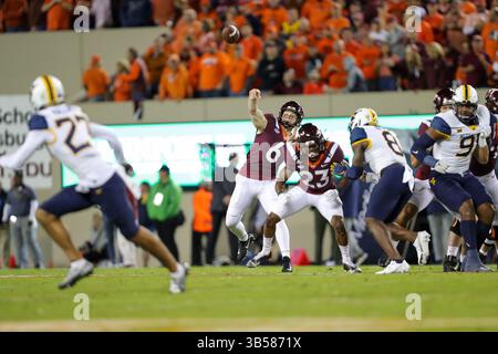 22. September 2022: Virginia Tech Hokies Quarterback Grant Wells (6) übergibt den Ball während des NCAA-Fußballspiels zwischen den West Virginia Mountaineers und den Virginia Tech Hokies im Lane Stadium in Blacksburg, Virginia. Greg Atkins/CSM (Bild: © Greg Atkins/CSM via ZUMA Press Wire) Stockfoto