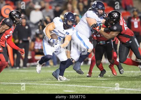 24. September 2022: Toronto Argonauts Running Back AJ Ouellette (34) läuft mit dem Ball während des CFL-Spiels zwischen Toronto Argonauts und Ottawa Redblacks im TD Place Stadium in Ottawa, Kanada. Daniel Lea/CSM (Kreditbild: © Daniel Lea/CSM via ZUMA Press Wire) Stockfoto