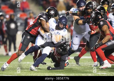 24. September 2022: Toronto Argonauts Running Back AJ Ouellette (34) wird vom Ottawa Redblacks Linebacker Frankie Griffin (28) während des CFL-Spiels zwischen Toronto Argonauts und Ottawa Redblacks im TD Place Stadium in Ottawa (Kanada) angegriffen. Daniel Lea/CSM (Kreditbild: © Daniel Lea/CSM via ZUMA Press Wire) Stockfoto