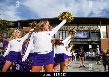 24. September 2022: Die Washington Huskies Spirit Squad vor einem Spiel zwischen den Stanford Cardinal und Washington Huskies im Husky Stadium in Seattle, WA. Die Huskies gewannen mit 40:22. Sean Brown/CSM (Foto: © CSM via ZUMA Press Wire) Stockfoto