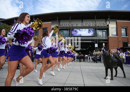 24. September 2022: Die Washington Huskies Spirit Squad vor einem Spiel zwischen den Stanford Cardinal und Washington Huskies im Husky Stadium in Seattle, WA. Die Huskies gewannen mit 40:22. Sean Brown/CSM (Foto: © CSM via ZUMA Press Wire) Stockfoto
