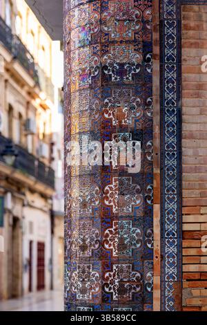 Aus nächster Nähe sehen Sie die Azulejo-Details der wunderschönen Architektur der spanischen Häuser. Stockfoto