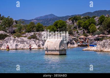 27. Juni 2022, Antalya, Istanbul, Türkei: Schwimmen im Meer um das historische lykische Felsengrab. Simena ist ein beliebter lykischer Ort an einem der attraktivsten Orte der türkischen Küste. Der Name „Kekova“ ist türkisch für „Thymian-Ebene“ und beschreibt die Region, die die Insel Kekova, die Dörfer KalekÃ¶y und ÃœÃ aÄŸiz sowie die drei antiken Städte Simena, Teimussa und Tersane umfasst (Bild: © Serkan Senturk/ZUMA Press Wire). Stockfoto