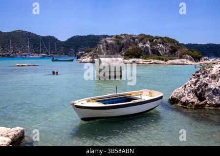 28. Juni 2022, Antalya, Istanbul, Türkei: Schwimmen im Meer um das historische lykische Felsengrab. Simena ist ein beliebter lykischer Ort an einem der attraktivsten Orte der türkischen Küste. Der Name „Kekova“ ist türkisch für „Thymian-Ebene“ und beschreibt die Region, die die Insel Kekova, die Dörfer KalekÃ¶y und ÃœÃ aÄŸiz sowie die drei antiken Städte Simena, Teimussa und Tersane umfasst (Bild: © Serkan Senturk/ZUMA Press Wire). Stockfoto