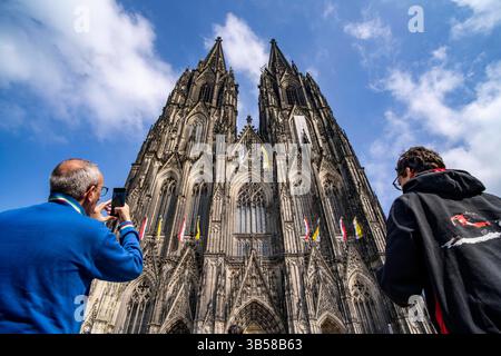 Kölner Dom, Ansicht der Westfassade, am Nordturm eine der seltenen Gelegenheiten fast ohne Baugerüst an den Türmen, Köln, Deutschland, Kölner Dom *** Kölner Dom, Blick auf die Westfassade, am Nordturm eine der seltenen Anlässe fast ohne Gerüst an den Türmen, Köln, Deutschland, Kölner Dom Stockfoto