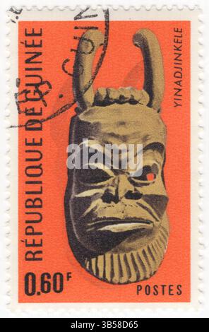 GUINEA - 25. März 1967: Mehrfarbige Briefmarke mit 60 Centimes, die die gehörnte Yinadjinkele-Maske in der Region Kankan darstellt, ein einzigartiges Artefakt, das aus der westafrikanischen Kultur, insbesondere Guinea, stammt. Die Maske hat unverwechselbare Hörner, die ihr ein einzigartiges Aussehen verleihen und häufig in Ritualen verwendet werden, die mit spirituellen Praktiken und zeremoniellen Feiern zusammenhängen. Sie können die Verbindung zwischen der Welt der Lebenden und der geistigen Welt symbolisieren. Diese Maske ist nicht nur ein Kunstobjekt, sondern auch ein wichtiges Element kultureller Identität Stockfoto