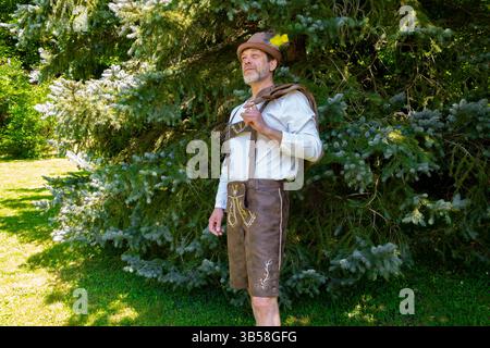 Abendfüllendes Porträt eines Mannes im Kostüm für das Oktoberfest in der Natur Stockfoto