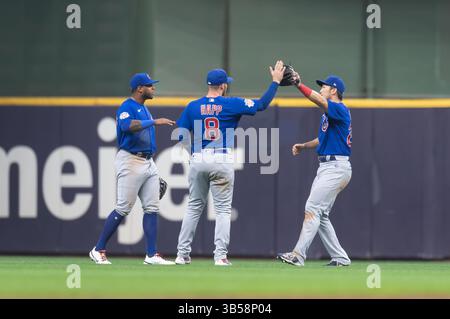 5. Juli 2022: Chicago Cubs Left Fielder Nelson Velazquez #4, Chicago Cubs Left Fielder Ian Happ #8 und Chicago Cubs Right Fielder Seiya Suzuki #27 feiern einen Sieg im MLB-Spiel zwischen den Chicago Cubs und den Milwaukee Brewers im American Family Field in Milwaukee, WI. Cubs besiegten Brewers, 8-3. Kirsten Schmitt/CSM. (Bild: © Kirsten Schmitt/CSM via ZUMA Press Wire) Stockfoto