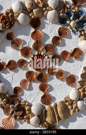 Nahaufnahme einer Sammlung von Kunstwerken, die mit Muscheln verkrustet sind. Stockfoto