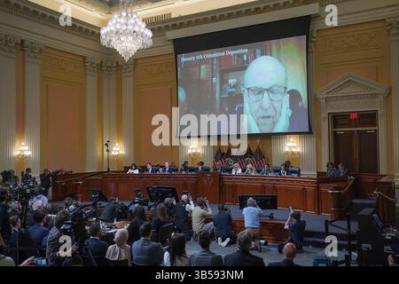 23. Juni 2022, Washington, District of Columbia, USA: Ein Video von Rudy Giuliani wird auf einem Bildschirm gezeigt, während das House Jan. 6 Auswahlkomitee am Donnerstag, 23. Juni 2022 eine Anhörung auf Capitol Hill abhält (Credit Image: © Demetrius Freeman - Pool via CNP/CNP via ZUMA Press Wire) Stockfoto