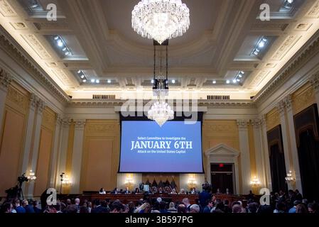 23. Juni 2022, Washington, District of Columbia, USA: Am fünften Tag des United States House Select Committee wird ein Video auf der Großbildleinwand abgespielt, um den Angriff des 6. Januar auf die Anhörung des Kapitols am Capitol Hill in Washington, DC am 23. Juni 2022 zu untersuchen (Credit Image: © Rod Lamkey/CNP via ZUMA Press Wire) Stockfoto