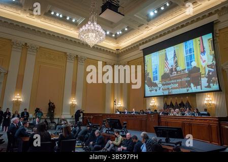 23. Juni 2022, Washington, District of Columbia, USA: Am fünften Tag des United States House Select Committee wird ein Video auf der Großbildleinwand abgespielt, um den Angriff des 6. Januar auf die Anhörung des Kapitols am Capitol Hill in Washington, DC am 23. Juni 2022 zu untersuchen (Credit Image: © Rod Lamkey/CNP via ZUMA Press Wire) Stockfoto