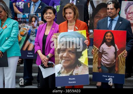 24. Juni 2022, Washington, District of Columbia, USA: Die Sprecherin des Repräsentantenhauses der Vereinigten Staaten, Nancy Pelosi (Demokrat von Kalifornien), hält ein Poster von Pearl Young, die bei dem Massaker im Tops Supermarkt in Buffalo, New York, getötet wurde, als sie sich zu einer Kundgebung gesellt, bevor sie am 24. Juni 2022 im US Capitol in Washington, DC über den Safe Communitol abstimmte. Der Gesetzesentwurf wurde mit 234-193-Stimmen verabschiedet und geht nun an Präsident Biden, um das Gesetz zu unterzeichnen (Credit Image: © Rod Lamkey/CNP via ZUMA Press Wire) Stockfoto