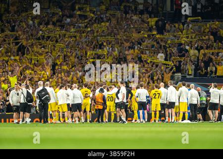 London, Großbritannien. Mai 2025. Die Spieler von Bodoe/Glimt applaudieren den Fans nach dem Spiel der UEFA Europa League zwischen Tottenham Hotspur und Bodoe/Glimt im Tottenham Hotspur Stadium in London. Quelle: Gonzales Photo/Alamy Live News Stockfoto