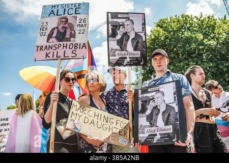 9. Juli 2022, London, England, Vereinigtes Königreich: London, UK, 9. Juli 2022. Alice Litmans Familie bei 2022er Trans+ Pride in London. Alice, 20, nahm sich am 26. Mai 2022 unter dem überwältigenden Druck der Diskriminierung das Leben. Ihre Familie nimmt an seinem First Pride Teil, um zu verhindern, dass Transphobie tötet. Der London Trans+ Pride ist zum vierten Mal wieder da. Trans+-Leute marschieren vom Wellington Arch zum Soho Square, um ihre Stimme zu erheben, sowohl zur Feier als auch gegen die anhaltende Unterdrückung von Trans-, nicht-binären und geschlechtsfeindlichen Menschen. (Kreditbild: © Sabrina Meroll Stockfoto