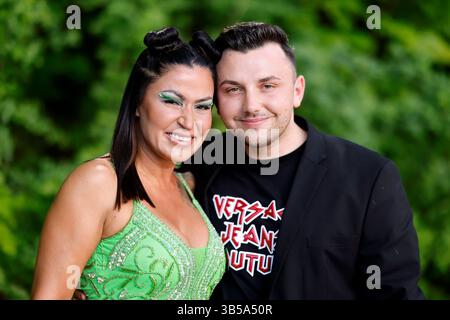 Fernsehdarstellerin Jasmin Herren mit Freund Philipp Bender beim Bild Renntag 2025 auf der Trabrennbahn Gelsenkirchen. Gelsenkirchen, 01.05.2025 NRW Deutschland *** Fernsehschauspielerin Jasmin Herren mit Freund Philipp Bender beim Bild Renntag 2025 auf der Gelsenkirchener Trabbahn Gelsenkirchen, 01 05 2025 NRW Deutschland Copyright: XChristophxHardtx Stockfoto