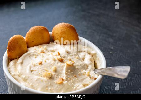 Nahaufnahme von köstlichem Bananenpudding mit Waffeln zum Nachtisch Stockfoto