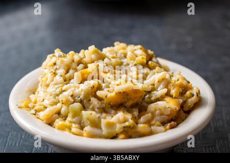 Nahaufnahme des Brokkoli-Reis- und Käseauflaufs Stockfoto