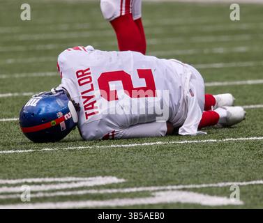 28. August 2022, East Rutherford, New Jersey, USA: New York Giants Quarterback Tyrod Taylor (2) ist nach einem vernichtenden Sack von New York Jets Defensive End Micheal Clemons (72) im MetLife Stadium in East Rutherford, New Jersey, im US-Bundesstaat New Jersey. Duncan Williams/CSM (Foto: © Duncan Williams/CSM via ZUMA Press Wire) Stockfoto