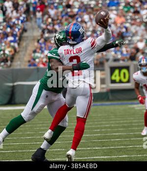 28. August 2022, East Rutherford, New Jersey, USA: New York Giants Quarterback Tyrod Taylor (2) wird von New York Jets Defensive End Micheal Clemons (72) unter Druck gesetzt, der versucht, während eines NFL-Vorsaisonspiels im MetLife Stadium in East Rutherford, New Jersey, einen Pass zu werfen. Duncan Williams/CSM (Foto: © Duncan Williams/CSM via ZUMA Press Wire) Stockfoto