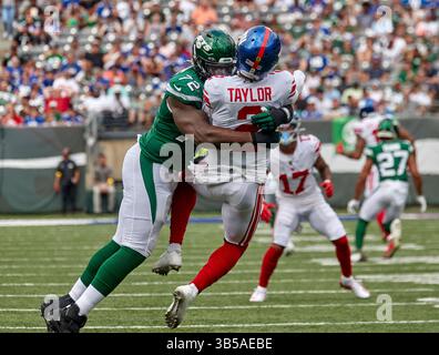 28. August 2022, East Rutherford, New Jersey, USA: New York Giants Quarterback Tyrod Taylor (2) wird von New York Jets Defensive End Micheal Clemons (72) unter Druck gesetzt, der versucht, während eines NFL-Vorsaisonspiels im MetLife Stadium in East Rutherford, New Jersey, einen Pass zu werfen. Duncan Williams/CSM (Foto: © Duncan Williams/CSM via ZUMA Press Wire) Stockfoto