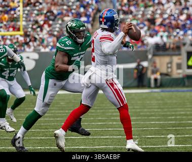 28. August 2022, East Rutherford, New Jersey, USA: New York Giants Quarterback Tyrod Taylor (2) wird von New York Jets Defensive End Micheal Clemons (72) während eines NFL-Vorsaisonspiels im MetLife Stadium in East Rutherford, New Jersey unter Druck gesetzt. Duncan Williams/CSM (Foto: © Duncan Williams/CSM via ZUMA Press Wire) Stockfoto