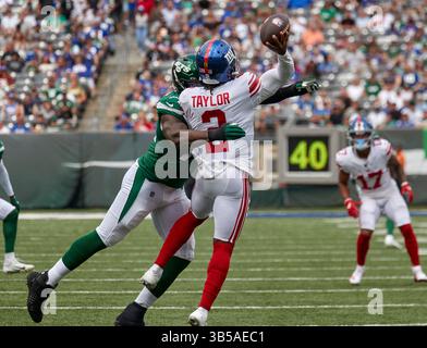 28. August 2022, East Rutherford, New Jersey, USA: New York Giants Quarterback Tyrod Taylor (2) wird von New York Jets Defensive End Micheal Clemons (72) unter Druck gesetzt, der versucht, während eines NFL-Vorsaisonspiels im MetLife Stadium in East Rutherford, New Jersey, einen Pass zu werfen. Duncan Williams/CSM (Foto: © Duncan Williams/CSM via ZUMA Press Wire) Stockfoto