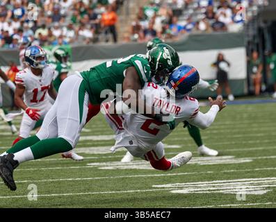 28. August 2022, East Rutherford, New Jersey, USA: New York Giants Quarterback Tyrod Taylor (2) wird von New York Jets Defensive End Micheal Clemons (72) unter Druck gesetzt. Duncan Williams/CSM (Foto: © Duncan Williams/CSM via ZUMA Press Wire) Stockfoto