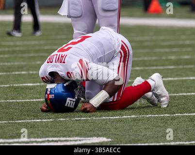28. August 2022, East Rutherford, New Jersey, USA: New York Giants Quarterback Tyrod Taylor (2) wird verletzt, nachdem New York Jets Defensive End Micheal Clemons (72) (nicht abgebildet) während eines NFL-Vorsaisonspiels im MetLife Stadium in East Rutherford, New Jersey, getroffen hatte. Duncan Williams/CSM (Foto: © Duncan Williams/CSM via ZUMA Press Wire) Stockfoto