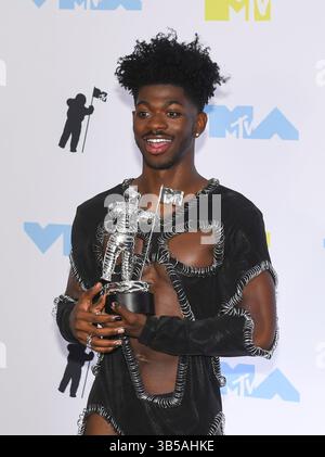 28. August 2022, Newark, NJ, USA: Lil NAS X posiert am 28. August 2022 im Presseraum der MTV VMAs 2022 im Prudential Center in Newark, New Jersey. (Bild: © Jeremy Smith/imageSPACE via ZUMA Press Wire) Stockfoto