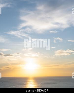 Schöner Morgen- oder Abendhimmel mit blauem und orangenem Himmel mit bewölktem Himmel, während Sonnenuntergänge oder Sonnenaufgänge am Meer aufgenommen wurden, wird als natürliche Hintergrundtextur in verwendet Stockfoto
