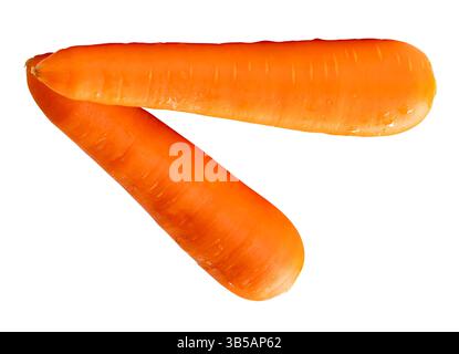 Die Draufsicht von zwei frischen orangefarbenen Karotten im Stapel ist auf weißem Hintergrund mit Beschneidungspfad isoliert. Stockfoto