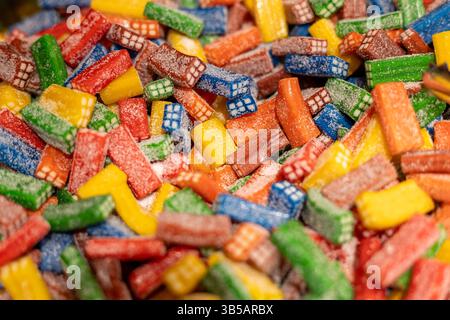 Eine lebendige Kollektion von Süßigkeiten mit leuchtenden Farben und verschiedenen Formen ist verteilt. Stockfoto