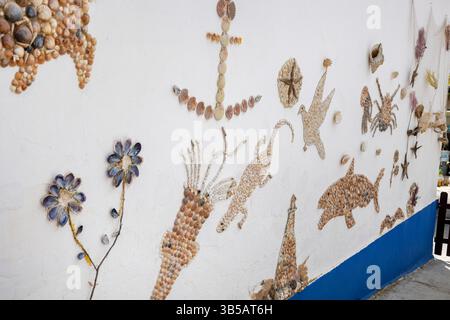 Nahaufnahme einer Sammlung von Kunstwerken, die mit Muscheln verkrustet sind. Stockfoto