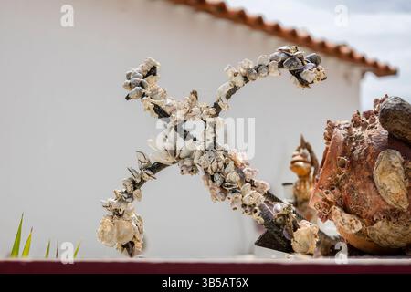 Nahaufnahme einer Sammlung von Vasen und Objekten, die mit Muscheln verkrustet sind. Stockfoto
