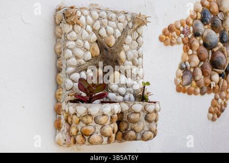 Nahaufnahme einer Sammlung von Kunstwerken, die mit Muscheln verkrustet sind. Stockfoto
