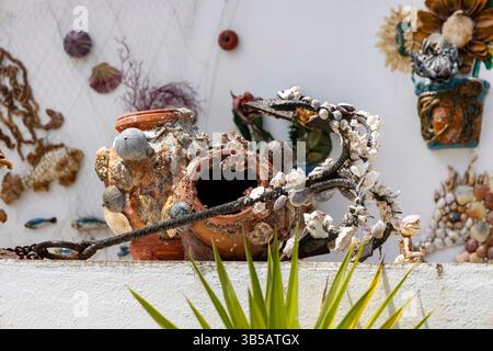 Nahaufnahme einer Sammlung von Vasen und Objekten, die mit Muscheln verkrustet sind. Stockfoto