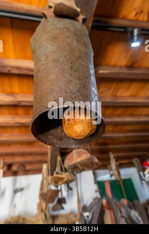 Nahaufnahme einer alten Kuhglocke in einem Museum. Stockfoto