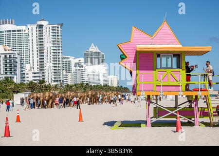 Miami Beach Florida, öffentlicher Strand Atlantik, Art Basel jährliche Veranstaltung, die Great Elephant Migration, Holzelefanten, Koexistenz Kollektiv, Designer S Stockfoto