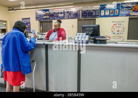 Miami Beach Florida, US Post Office 71st Street, innen, Postschalter Transaktion, Senior Frau mit Stock, schwarz-afroamerikanische Frau weiblich Stockfoto
