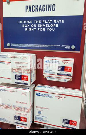 Miami Beach Florida, US Post Office 71st Street, Innenausstattung, USPS Priority Mail Flatrate Boxen, Versand von Verpackungsmaterialien, Postdienstbedarf Stockfoto