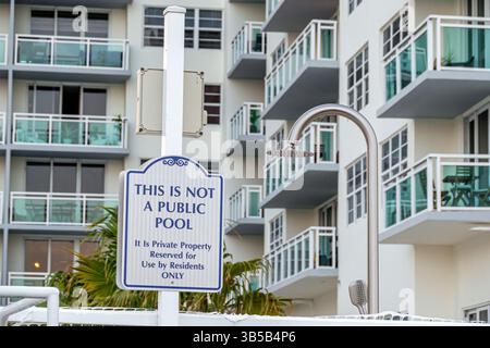 Miami Beach Florida, Collins Avenue, hohes Wohngebäude, privates Grundstück Schild, keine öffentliche Pool Warnung, exklusive Nutzung Hinweis, re Stockfoto