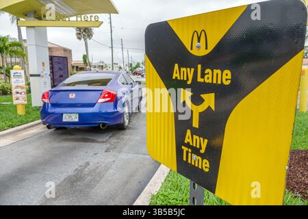Okeechobee Florida, Highway 441, McDonald's Fast Food Hamburger Restaurant, Außenansicht, Drive-Thru Lane, blaues Honda Accord Auto, Florida Kennzeichen, Stockfoto