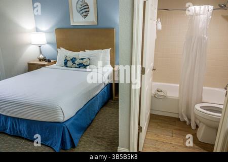 Orlando Florida, Lake Buena Vista, Blue Tree Resort at Lake Buena Vista, Gäste-Suite mit zwei Schlafzimmern im Condo-Stil, Inneneinrichtung, Schlafzimmer und Badezimmer, Queen s Stockfoto