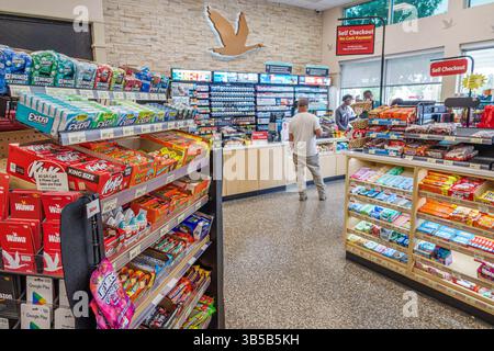 Orlando Florida, Lake Buena Vista, Wawa Convenience Store Tankstelle, innen, Selbstkasse, Kunden einkaufen, Süßigkeiten Schokolade Gummi Disp Stockfoto