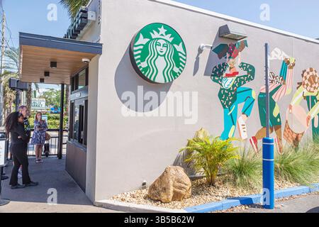Orlando Florida, College Park Viertel, Edgewater Drive, Starbucks Kaffee, Außeneingang, Schilder am Storefront, Wandgemälde, Leute stehen Stockfoto