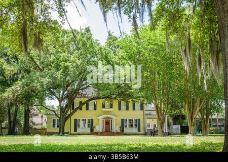 Orlando Florida, College Park, Ivanhoe Plaza Park, Kolonialhaus im Revival Stil, gelbes zweistöckiges Haus, schwarze Fensterläden, weiße Verkleidung, Backsteintreppen, rote Fassade Stockfoto