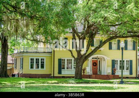 Orlando Florida, College Park, Ivanhoe Plaza Park, Kolonialhaus im Revival Stil, gelbes zweistöckiges Haus, schwarze Fensterläden, weiße Verkleidung, Backsteintreppen, rote Fassade Stockfoto