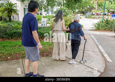 Orlando Florida, Harry P Leu Gardens, botanischer Garten, asiatischer Mann Frau Paar ältere Frau mit Stock, ältere Dame Assistenz, unterstützende Pflege, han Stockfoto