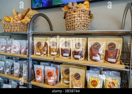 Orlando Florida, East Colonial Drive, Little Vietnam, Paris Banh Mi Cafe Bakery Restaurant, Verkaufsregale, verpackte Snacks, getrocknete Waren, abgepackte Speisen i Stockfoto